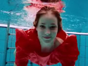 歐洲紅髮鬼妹喜歡在游泳池裡游泳